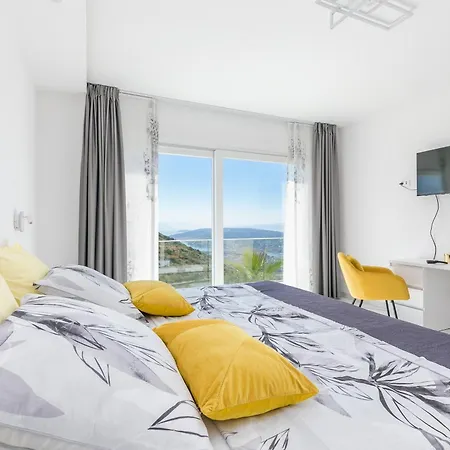 Vila Luxury With A Swimming Pool Seget Donji, Trogir - 22094 *