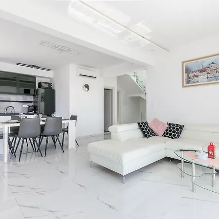 Vila Luxury With A Swimming Pool Seget Donji, Trogir - 22094