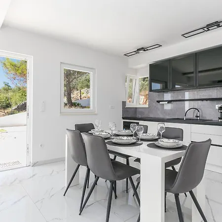 Vila Luxury With A Swimming Pool Seget Donji, Trogir - 22094